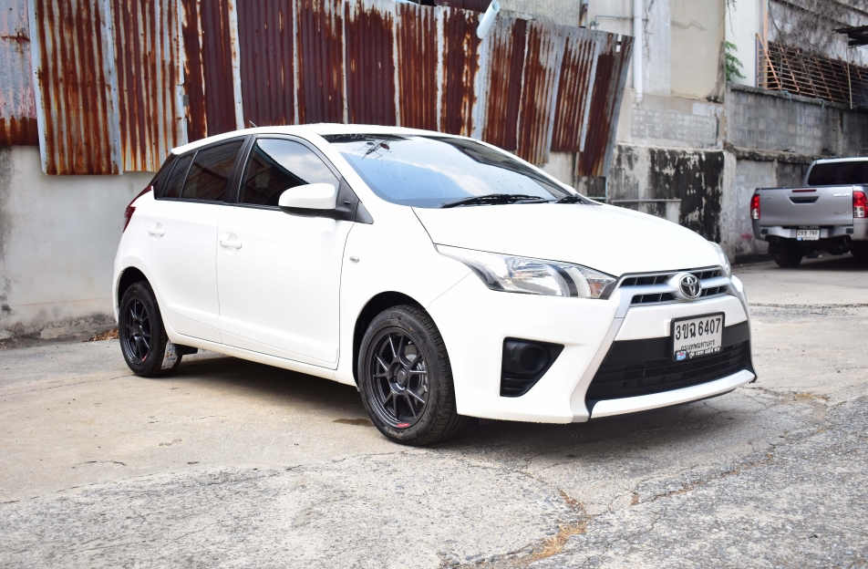 TOYOTA YARIS E